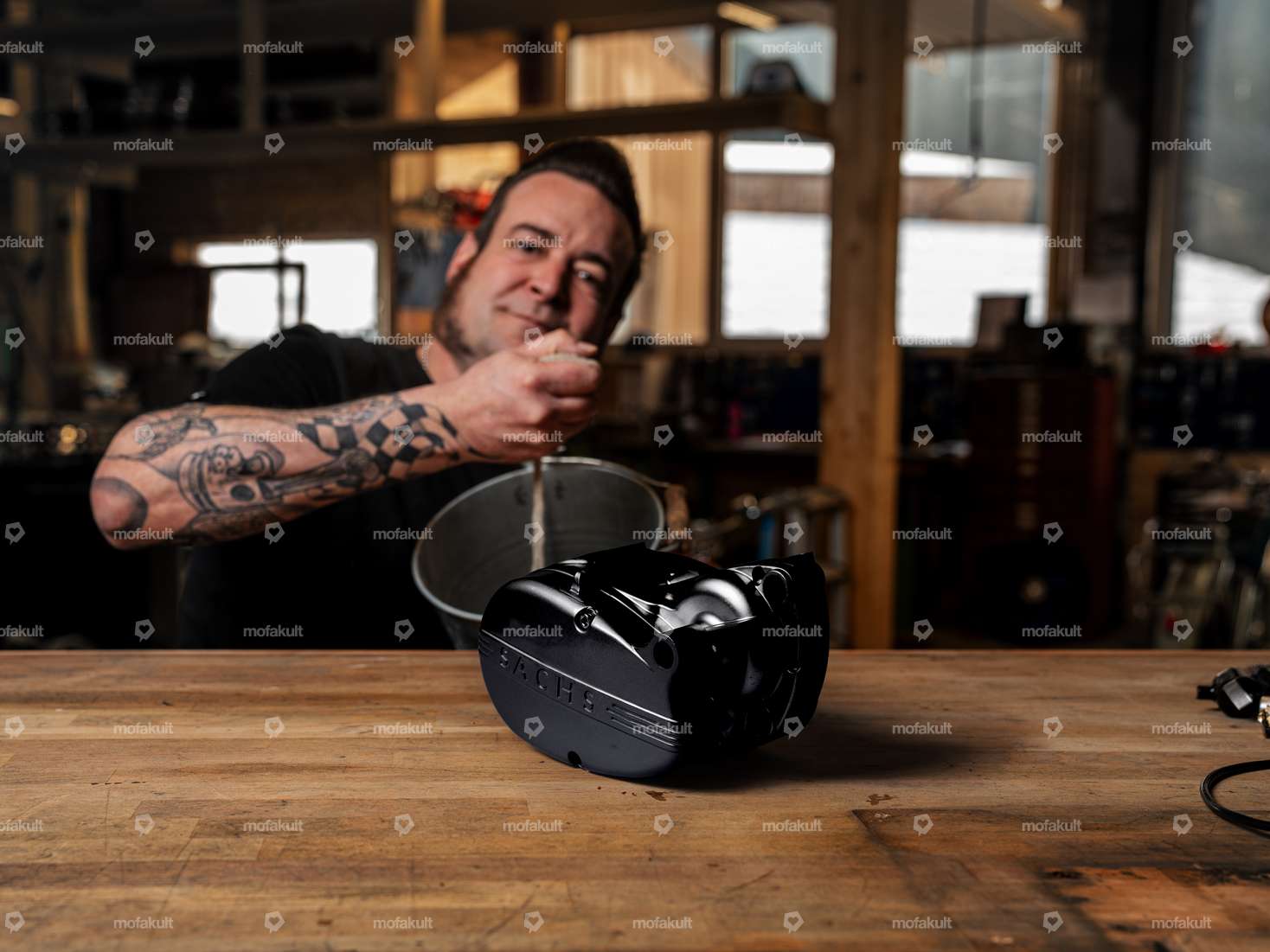 Siggnature sablage & peinture au four du carter moteur noir Carousel Image 1