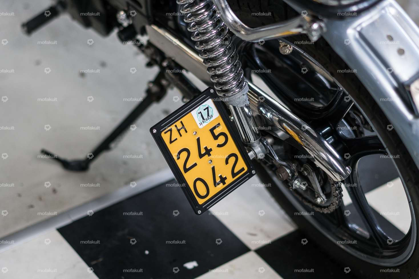 66HEROES Support de plaque d'immatriculation latéral gauche (version CH) Inox Carousel Image 4