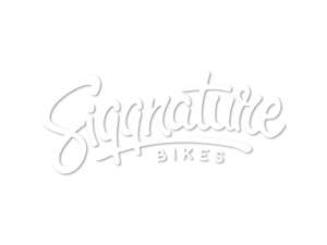 Autocollant Siggnature "Siggnature Bikes" tracé à la feuille 120 x 50 mm blanc Autocollant Siggnature "Siggnature Bikes" tracé à la feuille 120 x 50 mm blanc