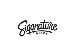 Autocollant Siggnature "Siggnature Bikes" tracé à la feuille 70 x 30 mm noir Autocollant Siggnature "Siggnature Bikes" tracé à la feuille 70 x 30 mm noir