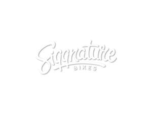 Autocollant Siggnature "Siggnature Bikes" tracé à la feuille 70 x 30 mm blanc Autocollant Siggnature "Siggnature Bikes" tracé à la feuille 70 x 30 mm blanc