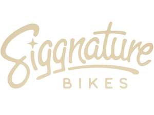 Autocollant Siggnature "Siggnature Bikes" lunette arrière 50 x 23 cm blanc Autocollant Siggnature "Siggnature Bikes" lunette arrière 50 x 23 cm blanc